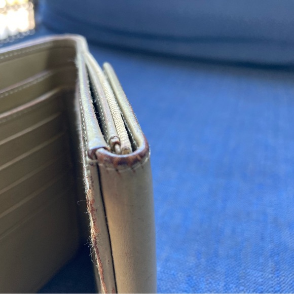 GUCCI WRISTLET.. VGC. NORMAL WEAR with piston lock - Picture 9 of 11